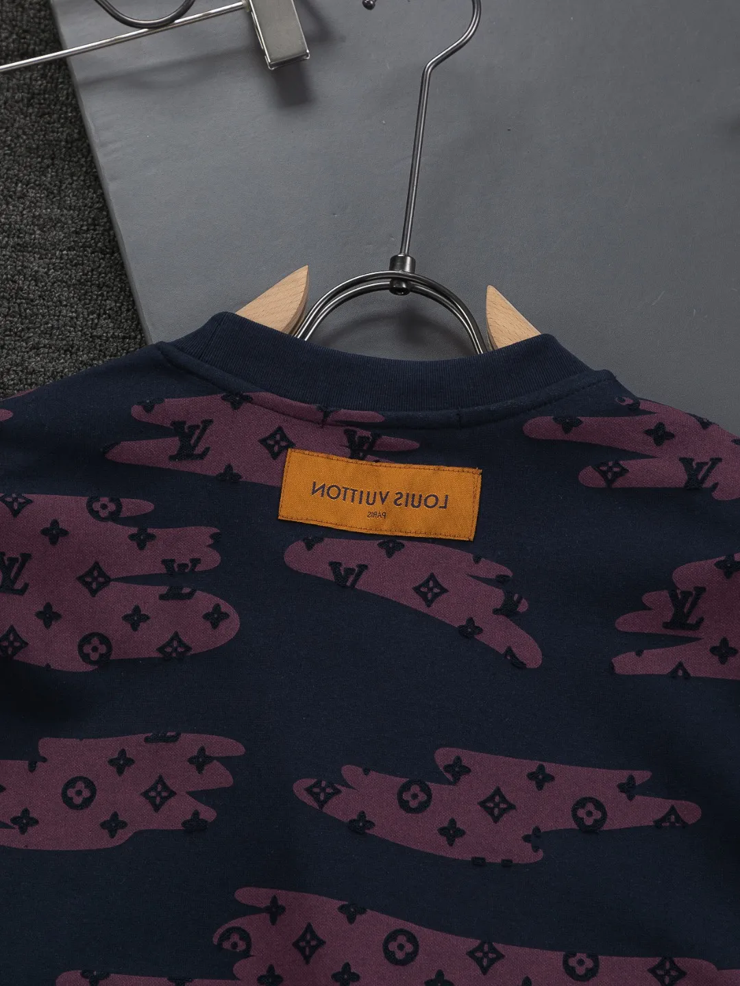 🅿️210 Louis Vuitton 1V LV micro-wide version S-XL LV 26ss new product counters are on the shelves at the same time. Multiple craftsmanship, composite fabrics, all-over cutting🔥Fire flower clouds☁️letter logo🪡 embroidery, round neck short-sleeved T-shirt, same style for men and women! Consigned to one-to-one creation. Synchronized with the official website, pure cotton fabrics at the counter! It is close to the skin and comfortable, durable and easy to wear. It has a classic and simple logo design and meticulous original craftsmanship. Short-sleeves, a must-have item for men, do not appear to be the same for the general public, but must be unique and eye-catching. This LV short-sleeve is all about quality, comfort, the same shape and fashion as always, including fabrics and cutting techniques. All of them have been made with great effort! 320 grams of washed pure cotton fabric, pure cotton is breathable, very refreshing and comfortable for daily wear. The rib knitting on the neckline is smooth and tight, and the neckline will not be skewed if you toss it at will. The loose version, you will find that it looks really good on the upper body. The overall is minimalist and neat, super versatile for daily use! Pair it casually with a pair of pants for a youthful look. A T-shirt will make your outfit crazy. It is a fashionable item that can never go wrong! Color: Black White Gray Purple Size: S-XL Size chart: S: Shoulder width 50-Bust 56-Length 70 M: Shoulder width 52-Bust 57-Length 72 L: Shoulder width 54-Bust 59-Length 74 XL: Shoulder width 56-Bust 62-Length 76